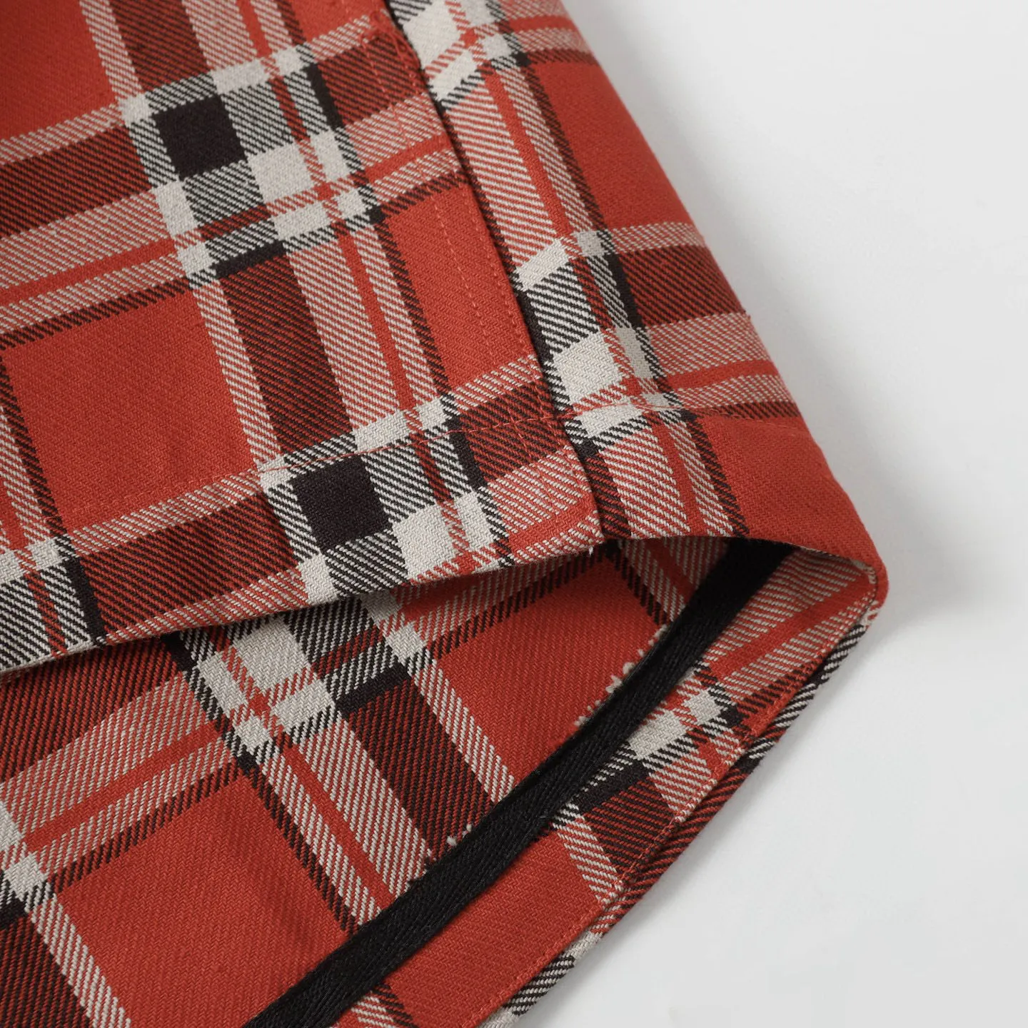 🅿️380 ch|24fw Crow Heart New Striped Plaid Splicing Silver Button Cardigan Shirt Process description: The fabric is made of custom-woven and custom-dyed wool blended fabric. The fabric contains wool components and has a very good texture. All the plaids are counter-position stitching. Every size and every plaid splicing is counter-position. It not only consumes fabric but also takes time. The details are very delicate. The sleeve logo printing uses special pulping. The characteristic of the printing process is the use of high-performance glue for printing, which creates a sense of layering on the printed pattern. The accessories of the new yb mold are used. Buttons and pocket silver jewelry are custom-developed using silver-plated foti materials. The cuffs are made with buttons and snaps that are consistent with yb and are designed with loose fit. The oversized version is truly restored. Color: blue/green/red. Size: S-XL.